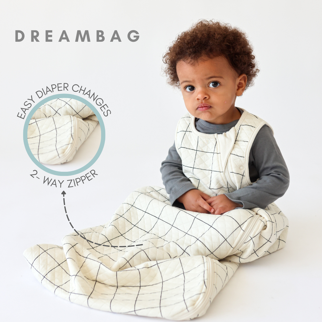 Convenient and practical Dreambag with an easy-to-use 2-way zipper closure, making nighttime changes quick and hassle-free.